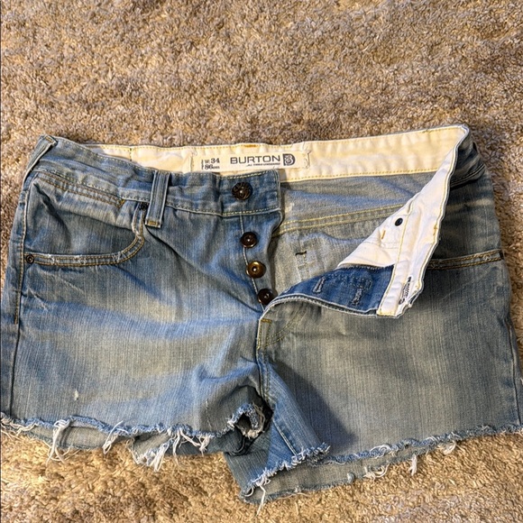 🍍Burton bottom fly jean shorts🍍Sz 35R🍍18” waist🍍3” inseam🍍6” rise🍍 - Picture 1 of 3